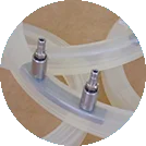 Pièces transparentes équipées de raccords métalliques