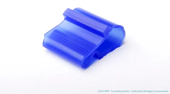 Profilé extrudé bleu translucide